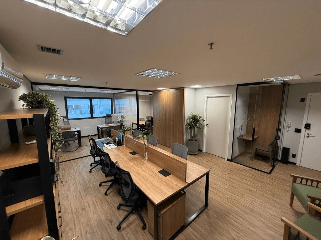 Escritório da SOMOZ Brands + Sports — ambiente corporativo moderno no Brooklin Paulista, São Paulo